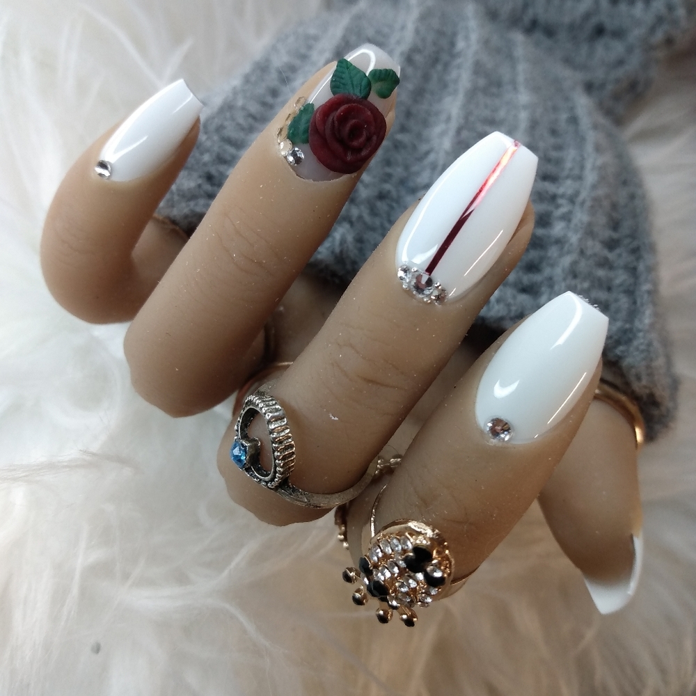 Press on nails (short coffin)